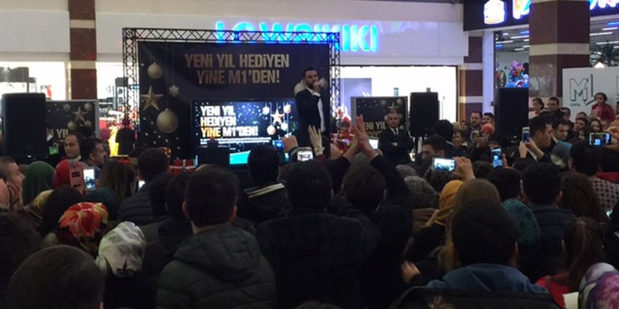 Sarkıcı Alişan M1AVM'de konser verdi