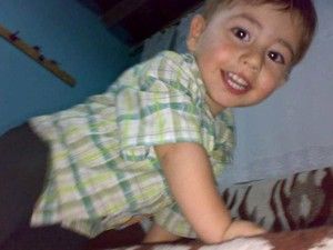 Minik Enes otomobilin altında can verdi