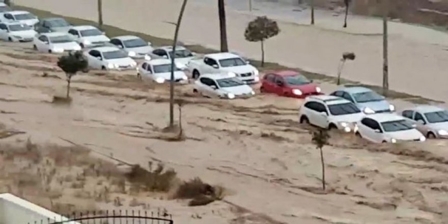 Mersin'de yoğun yağış sele neden oldu