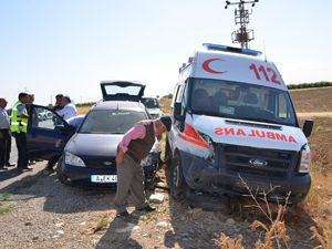 Ambulans ile otomobil çarpıştı: 3 yaralı