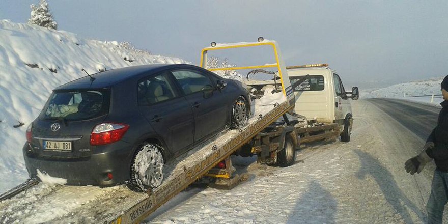 Karda mahsur kalan araçları çekiciler kurtarıyor