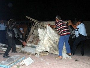 Polisin kovaladığı at arabası refüje devrildi