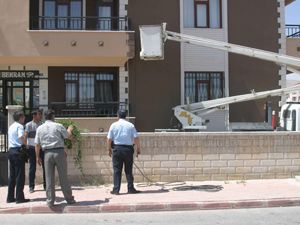 Elektriği kesmeye gitti mahsur kaldı