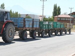 4 römorklu traktör trafiği aksatıyor