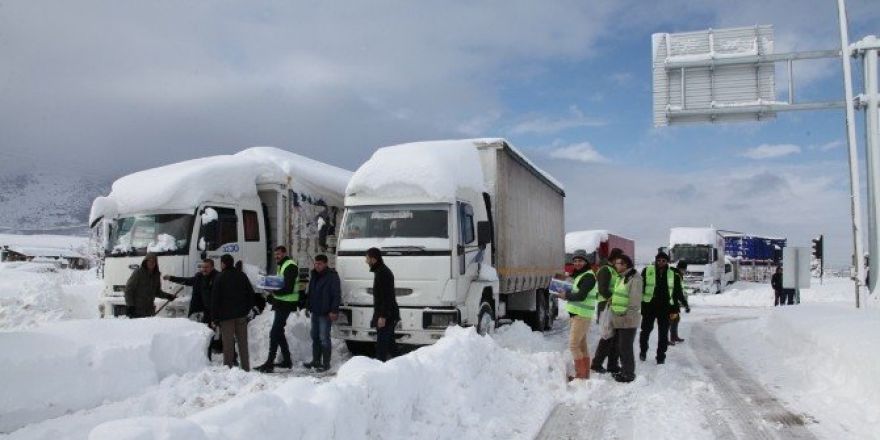 Seydişehir’de yolun açılmasını bekleyenlere kumanya ikramı