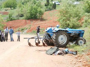 Devrilen traktörün altında kalıp öldü