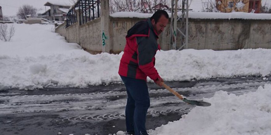 Belediye ekipleri yol temizlerken sokak kapattı