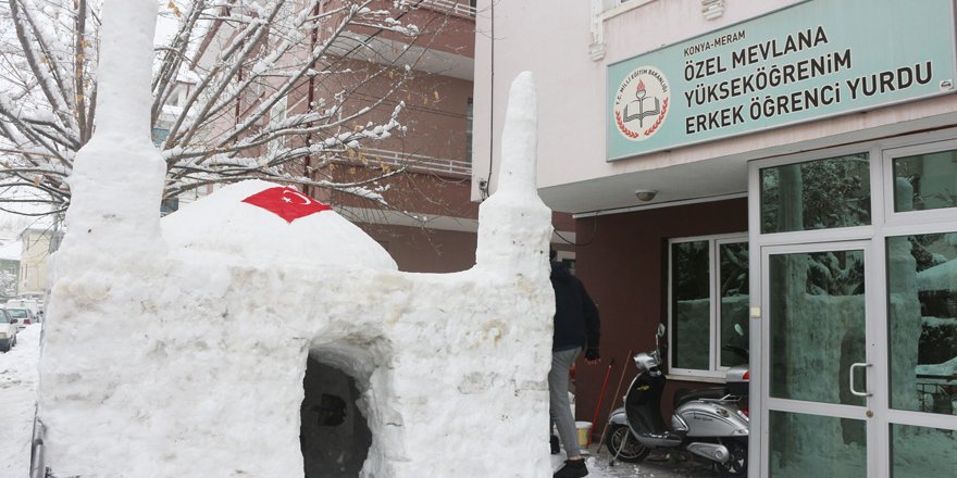 Üniversite öğrencileri kardan cami yaptı