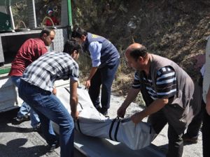 Kayalıklara çarpan motosiklet sürücüsü öldü