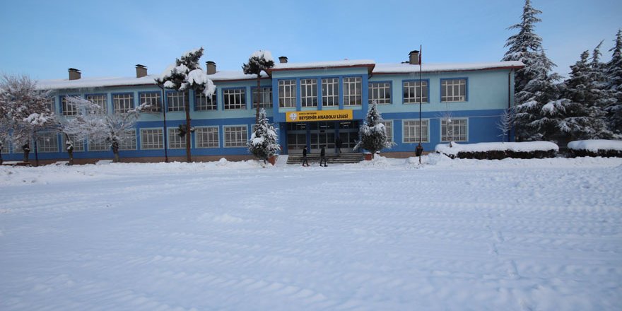 Beyşehir Belediyesi okul bahçelerini kardan temizledi