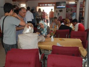 Müze ziyaretinden sonra ikram merkezinde dinleniyorlar