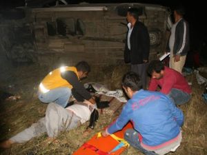 Düğün dönüşü kaza: 2 ölü 19 yaralı