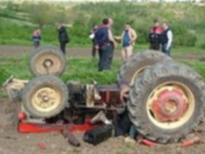 Çocuklarını kurtarırken traktörün altında kaldılar