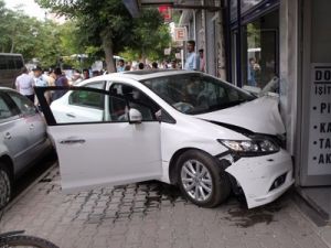 Otomobil iş yerine çarptı: 5 yaralı