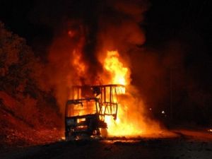 Teröristler Tunceli'de araç yaktı