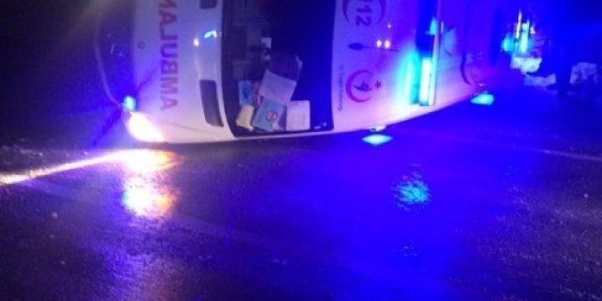 Hasta taşıyan ambulans devrildi