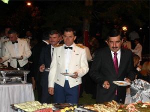 Vali Doğan kokteyl verdi