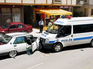 Dur ihtarına uymayan sürücü, kaza yaptı
