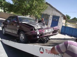 Kulu'da tomobil duvara çarptı