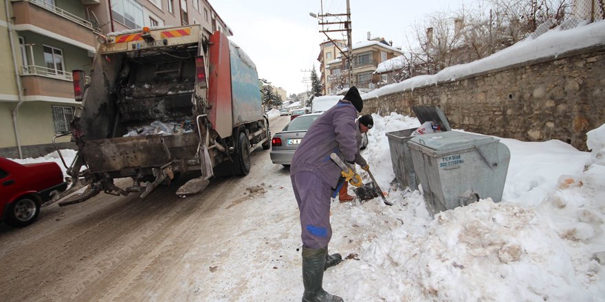 Beyşehir’de temizlik işçilerinin karla imtihanı