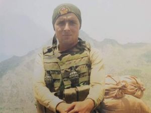 Karapınar şehidine ağlıyor