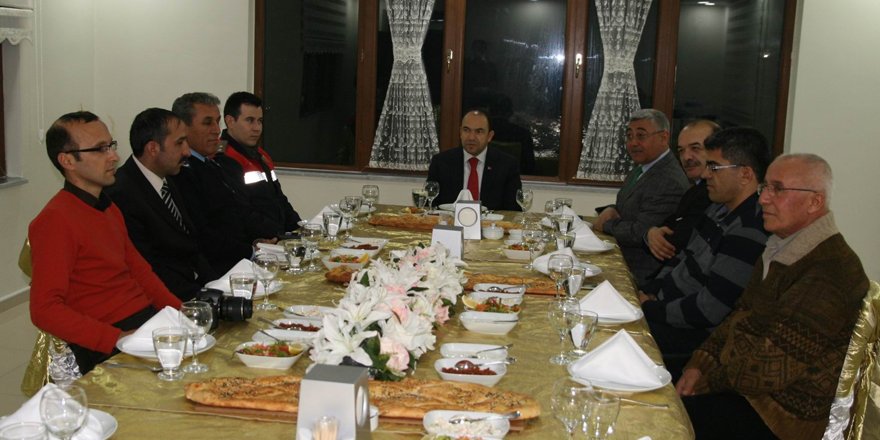 Kulu Kaymakamı Arslan, gazetecilerle yemekte bir araya geldi