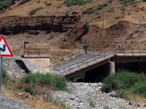Yardımı engellemek için köprüyü yıktılar
