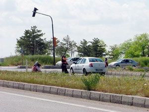 Dilenciler trafiği tehlikeye sokuyor 