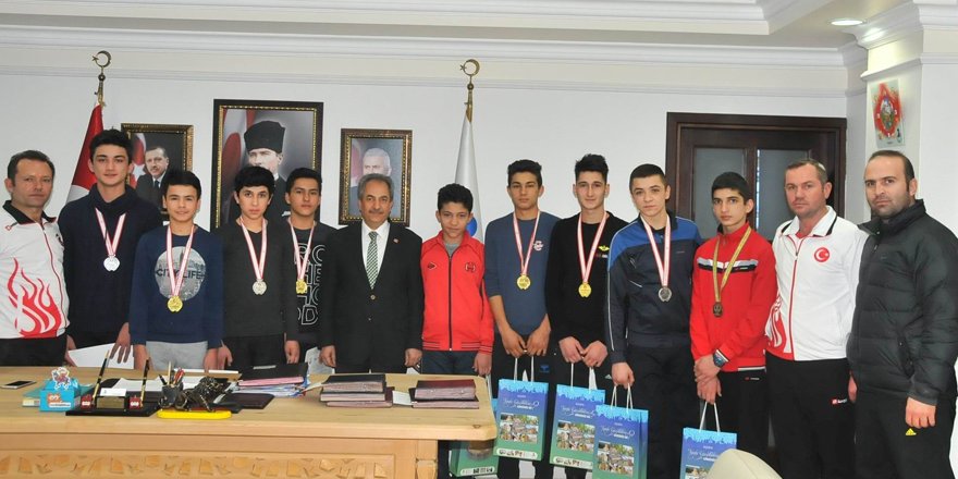 Başkan Akkaya sporcuları ödüllendirdi