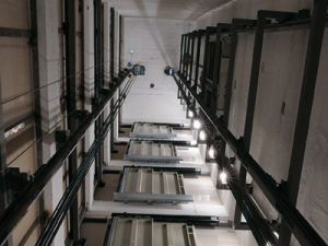 Asansör boşluğuna düşerek öldü