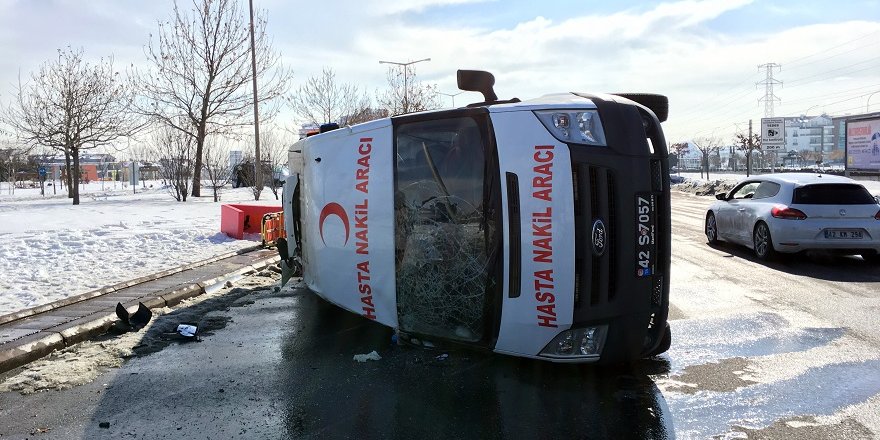 Hasta nakil ambulansı otomobille çarpıştı: 4 yaralı