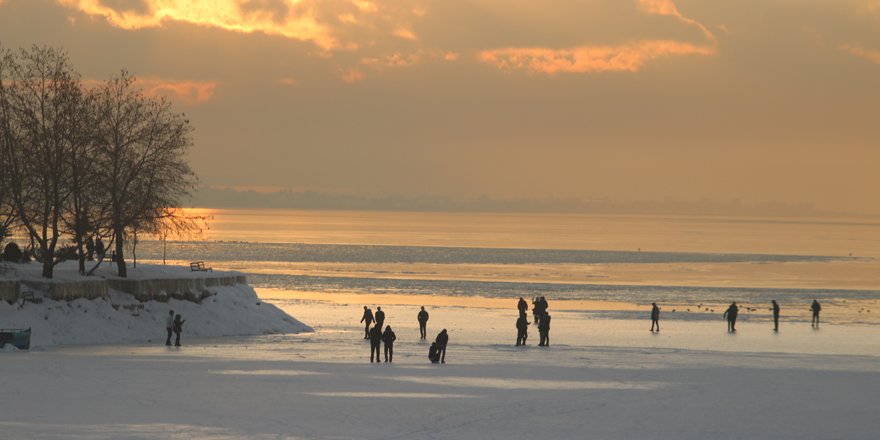 Buz tutan Beyşehir Gölü'nde tehlikeli yürüyüş