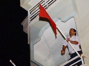 Şehit evine Türk bayrakları asıldı