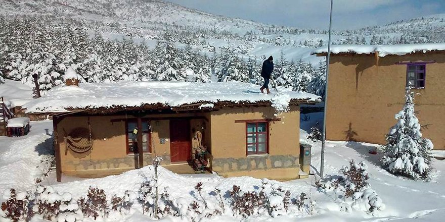 Kerpiç evlerin çatıları çökme tehlikesine karşın kardan temizleniyor