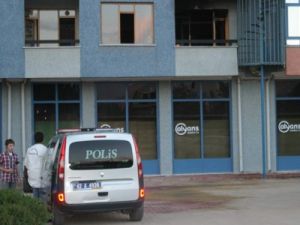 Yanan evdeki kadını itfaiye kurtardı