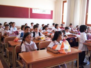 Öğrenciler sıraları doldurdu