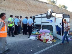 Tarım işçilerini taşıyan servis kaza yaptı: 2 ölü