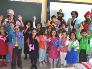 İlk ders Hacivat ile Karagöz'den
