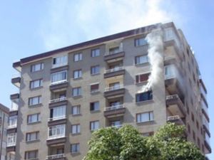 Prizde takılı unutulan ütü evi yaktı