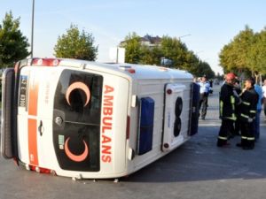 Ambulansla kamyonet çarpıştı: 3 yaralı