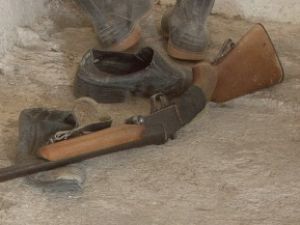 Tüfekle oynayan çocuk, kardeşini vurdu