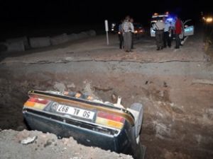 Otomobil çukura düştü