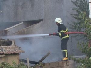 Odunluk yangını korkuttu