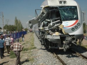 Tren, kamyona çarptı: 4 yaralı