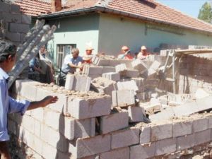 Aksarayda kaçak yapı yıkımı