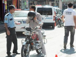 Trafikte plakasız motosiklete izin verilmiyor