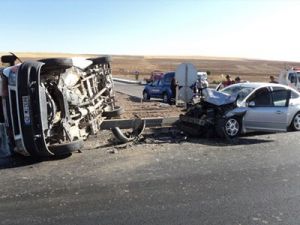 İşçi servisi ile otomobil çarpıştı