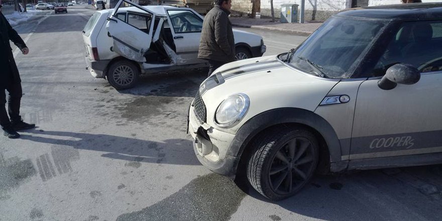 İki mini çarpıştı vatandaşlar şaşırdı