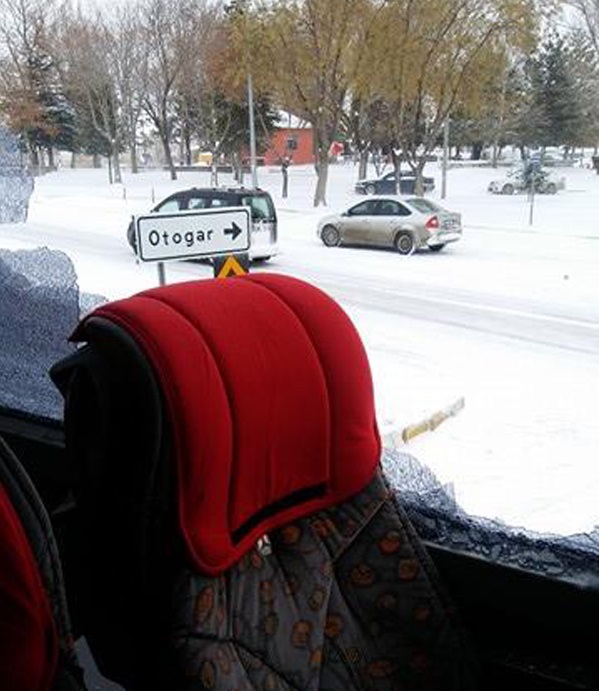 Camları kırılan otobüs yolcularıyla yoluna devam etti