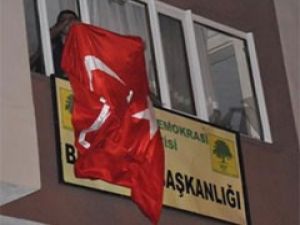 BDP binasına Türk Bayrağı astılar